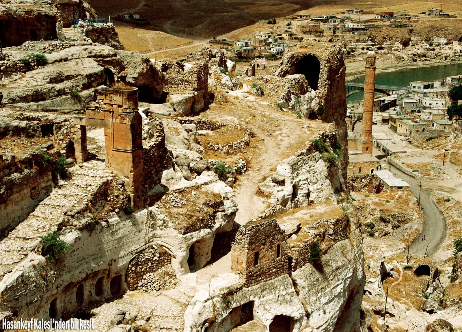 Hasankeyf Kalesi Sarp Kayalık ve Dicle Nehri Batman