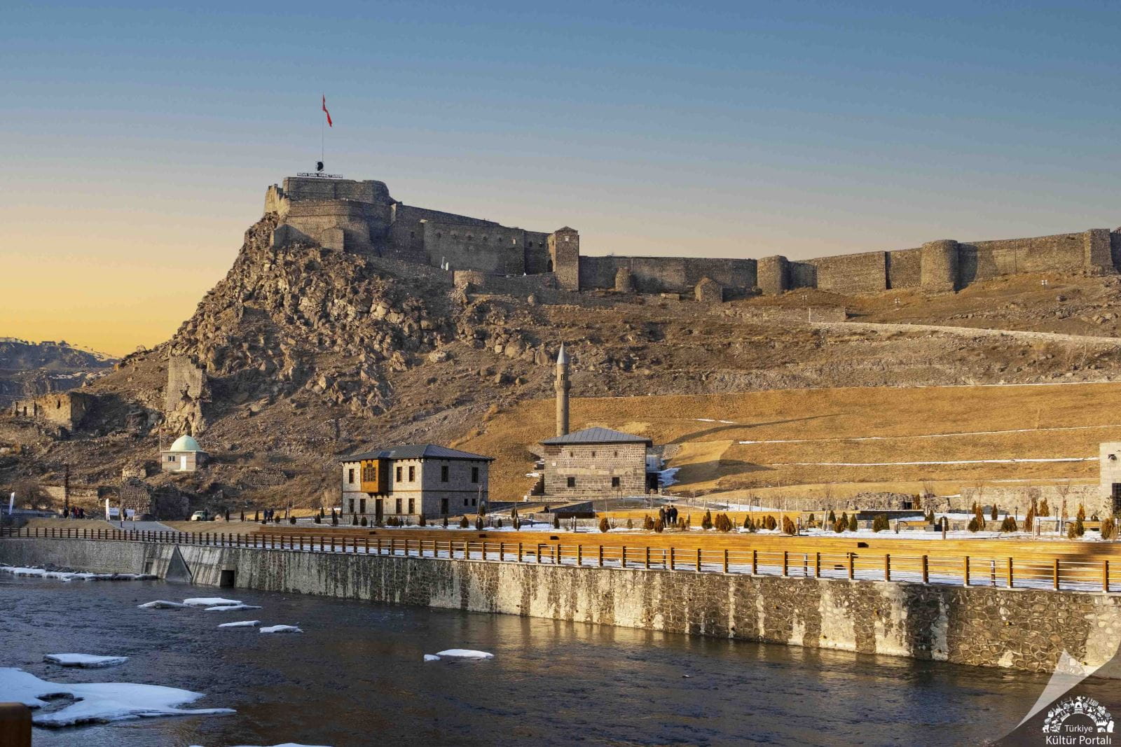 Kars Kalesi Surları Ve Şehir Manzarası
