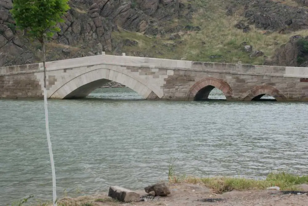 Çeşnigir Köprüsü